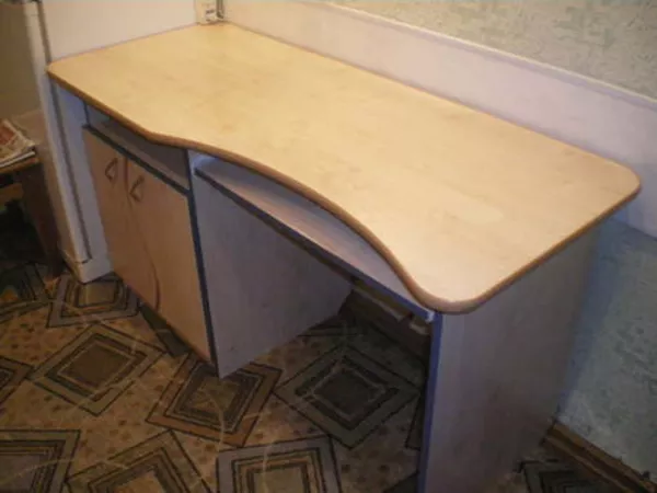 Продам компьютерный стол,  прямоугольной формы 